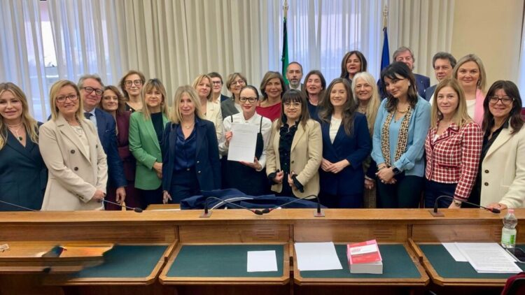 Commissione femminicidio approva relazione sulla violenza economica di genere
