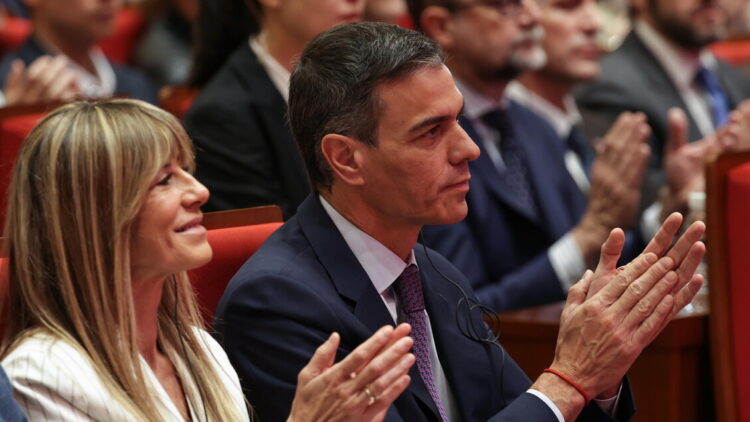 Spagna, il gip chiude inchiesta e chiede il rinvio a giudizio per la moglie di Sanchez