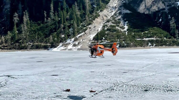 Soccorritori al lago di Braies, ‘il ghiaccio è a rischio cedimento, non entrate’