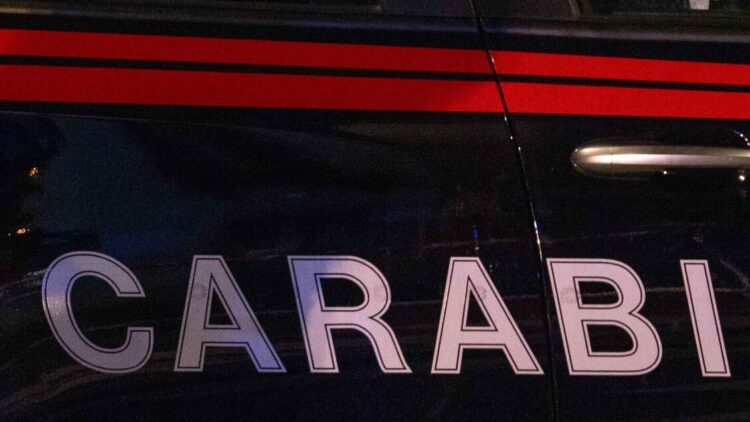 Giovane ucciso con coltellata al collo