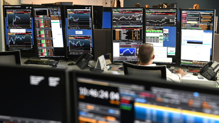 Borsa: l’Europa conferma il calo con i future Usa, wti a 99 dollari