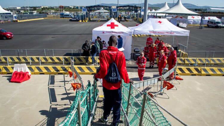 Sbarcati a La Spezia 71 profughi soccorsi in mare da nave Life Support di Emergency