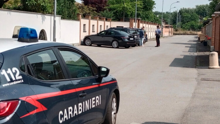 Massacra di botte la compagna, arrestato un 19enne nel Pavese