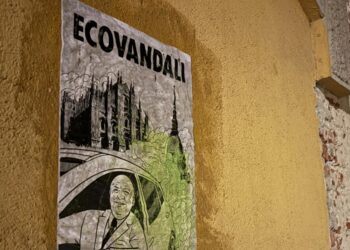 Extinction Rebellion affigge manifesti satirici contro mostra su clima