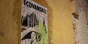 Extinction Rebellion affigge manifesti satirici contro mostra su clima