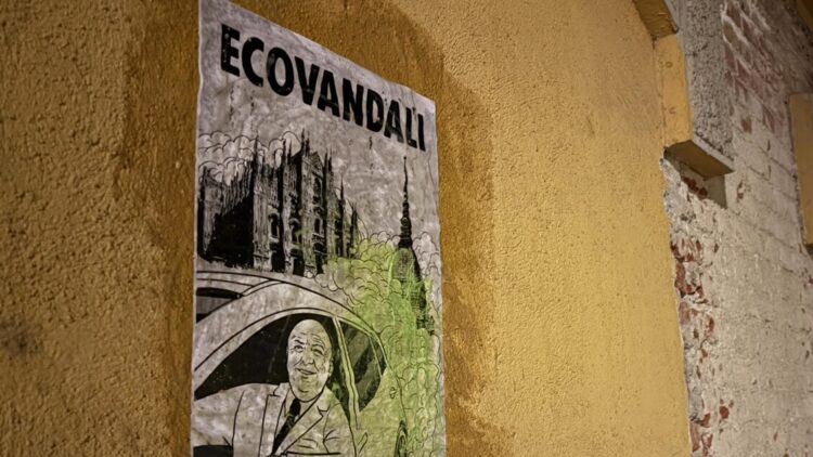 Extinction Rebellion affigge manifesti satirici contro mostra su clima