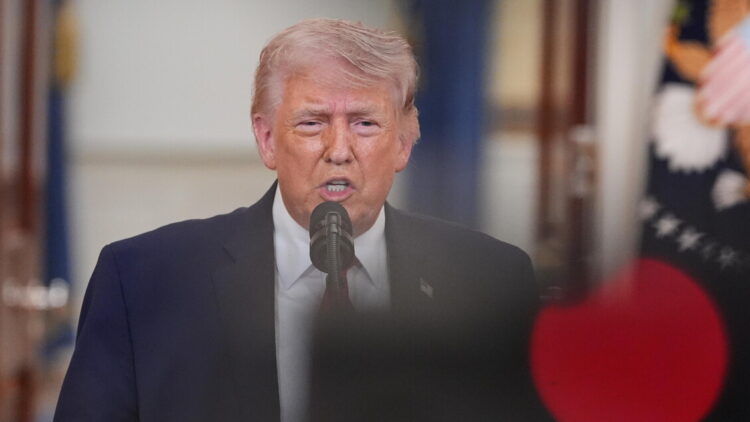 Trump minaccia centrali elettriche e ponti in Iran, ‘aprite lo Stretto, bastardi’