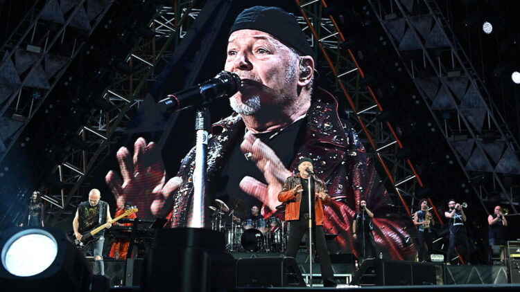 Vasco Rossi, “ascoltate meno il frastuono di tg e social e aprite qualche libro”