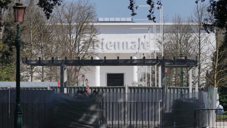 La Commissione Ue: “Stop ai fondi alla Biennale se ci saranno i russi”