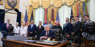 Trump, a Iran offriamo accordo equo, accettino o distruggeremo centrali e ponti