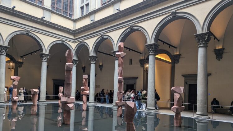 Installazione nel cortile di Palazzo Strozzi, tra Rinascimento e convivenza specie
