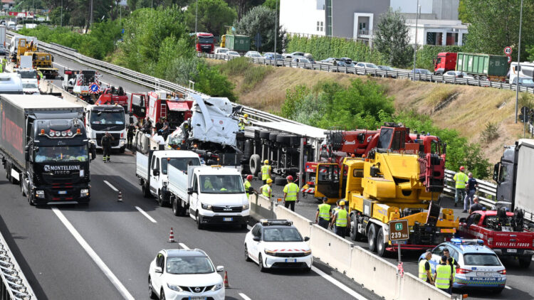 Tir contro ambulanza, camionista patteggia 5 anni per le tre vittime in A1