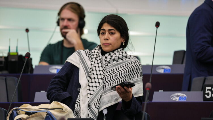 Eurodeputata Rima Hassan fermata a Parigi per ‘apologia di terrorismo’