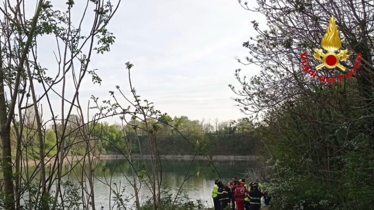 Una donna trovata morta in un’auto finita in un laghetto