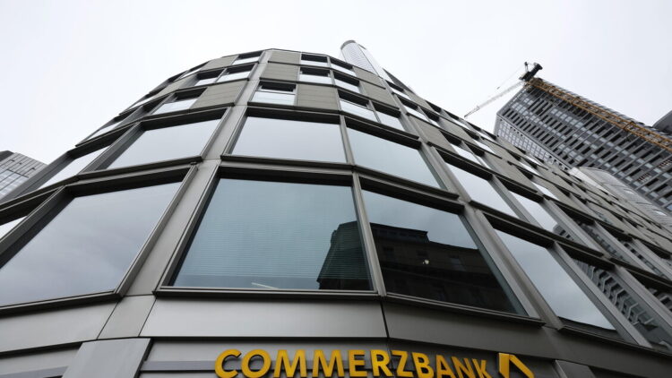 Berlino insiste, inaccettabile una acquisizione ostile di Commerzbank