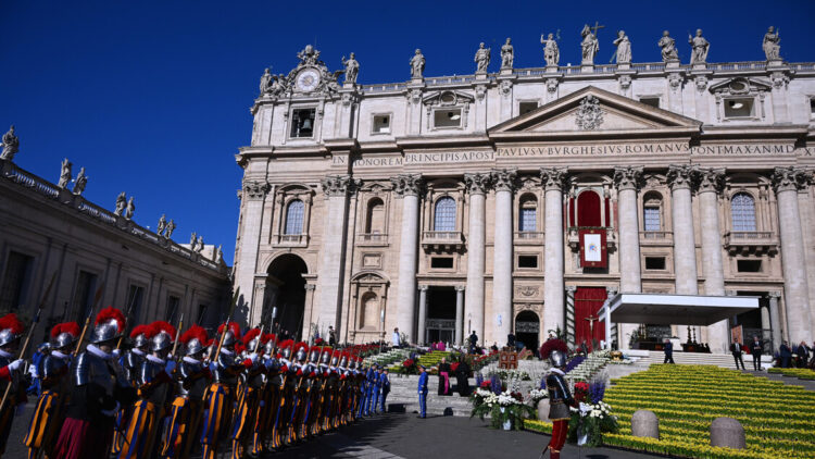 Il Papa a Piazza San Pietro in papamobile, saluta i fedeli