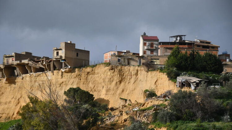 Niscemi, assegnati 25 appartamenti a famiglie sfollate