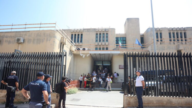 ‘Santone’ fermato per maltrattamenti a minori nel Palermitano