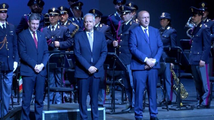 Piantedosi ad Avellino, premia gli agenti di Polizia