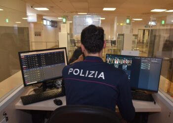 Accoltellato a una fermata della tramvia a Firenze, indagini
