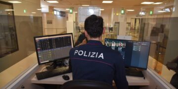 Accoltellato a una fermata della tramvia a Firenze, indagini