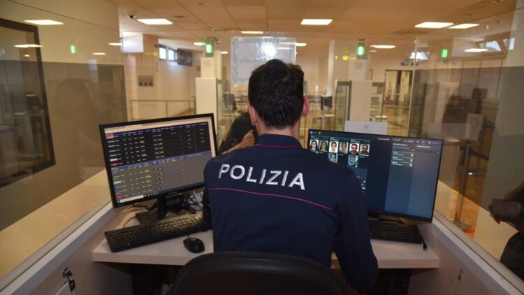 Accoltellato a una fermata della tramvia a Firenze, indagini
