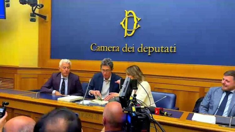 Cannabis, Magi la ‘spaccia’ alla Camera: “Lieve entità”