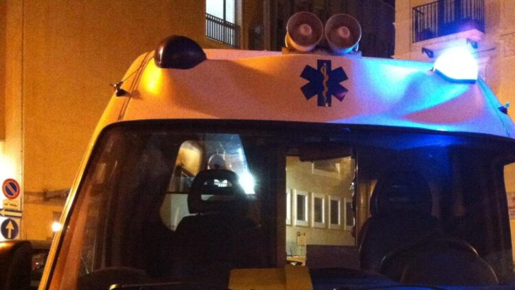 Sale su un tetto del centro di Ravenna, si spoglia e lancia tegole in strada