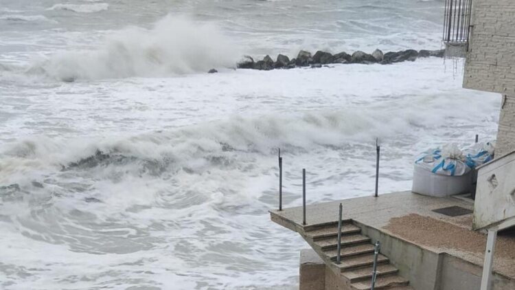 Il maltempo flagella il Centro-Sud, una diga sorvegliata speciale tra Puglia e Molise