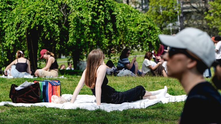 Folla nei parchi di Torino per Pasquetta, in particolare al Valentino
