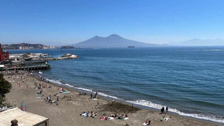 A Napoli con il sole 400mila turisti, spiagge affollate a Pasquetta
