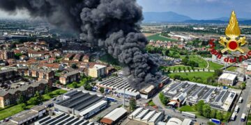 Maxi incendio in un capannone nel Torinese, evacuate alcune case