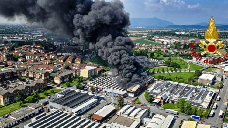 Maxi incendio in un capannone nel Torinese, evacuate alcune case