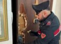 Tenta di sfondare la porta di casa della ex con una mannaia, arrestato