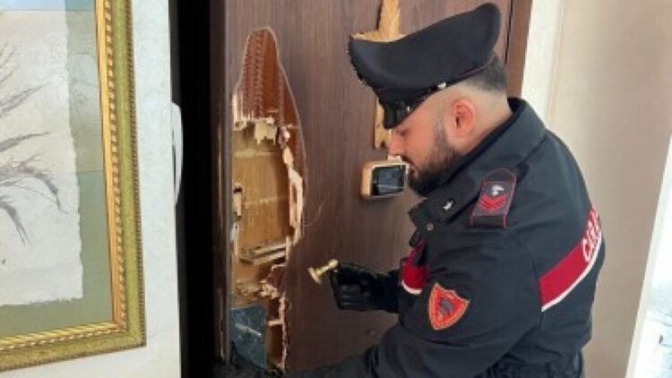 Tenta di sfondare la porta di casa della ex con una mannaia, arrestato