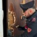 Tenta di sfondare la porta di casa della ex con una mannaia, arrestato