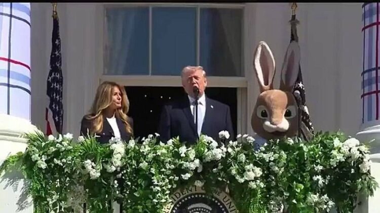 Trump, il messaggio all’Iran con il coniglio pasquale: “Non siete più così forti”