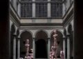Il cortile che diventa mare, a Firenze l’installazione visionaria di Superflex
