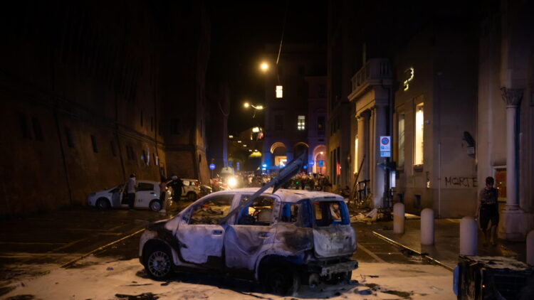 Guerriglia a Bologna fino a notte, incendiata anche un’auto del Comune
