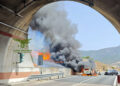 Auto in fiamme innesca un incendio vicino a statale nel Cagliaritano