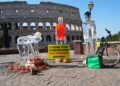 ‘Lavoratori di ghiaccio sciolti al sole’, al Colosseo il flash mob di Greenpeace