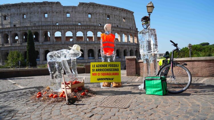 ‘Lavoratori di ghiaccio sciolti al sole’, al Colosseo il flash mob di Greenpeace