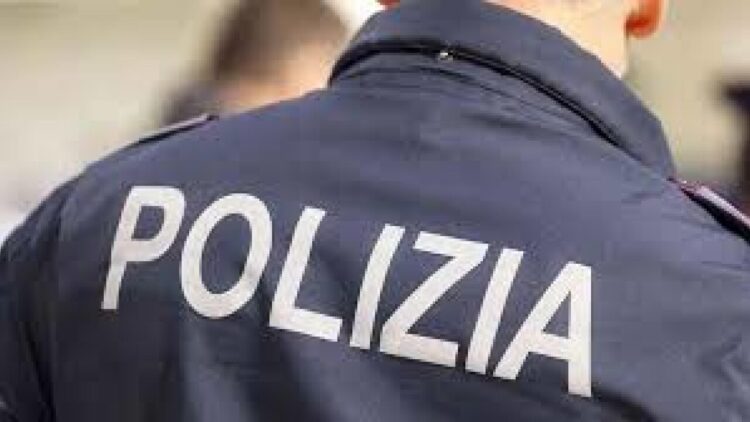 Rapina in ufficio postale, il  furgone usato come ariete e dipendenti aggrediti