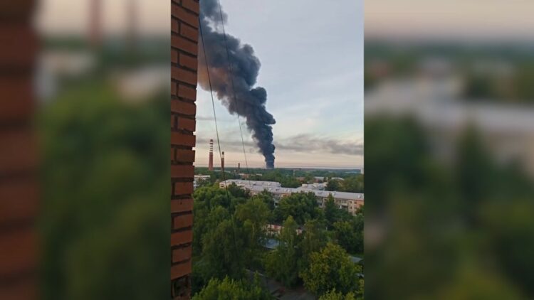 Attacco ucraino contro depositi di petrolio, colonne di fumo nella regione di Mosca