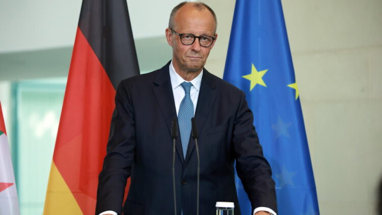 Merz scarica capogruppo Cdu diventato padre con maternità surrogata, Spahn si dimette