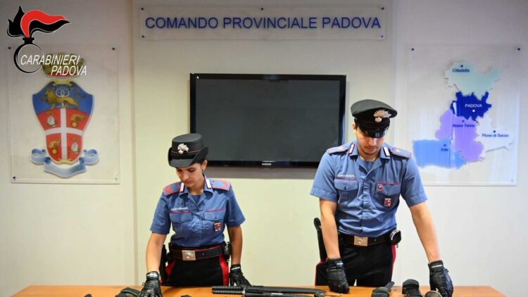 Minaccia i vicini con una katana, trovato in casa un piccolo arsenale