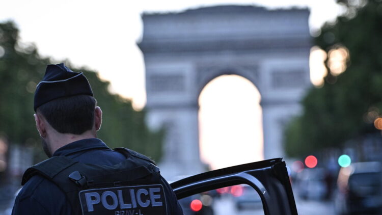 Tre feriti in un attacco con il coltello a Parigi, fermato un uomo