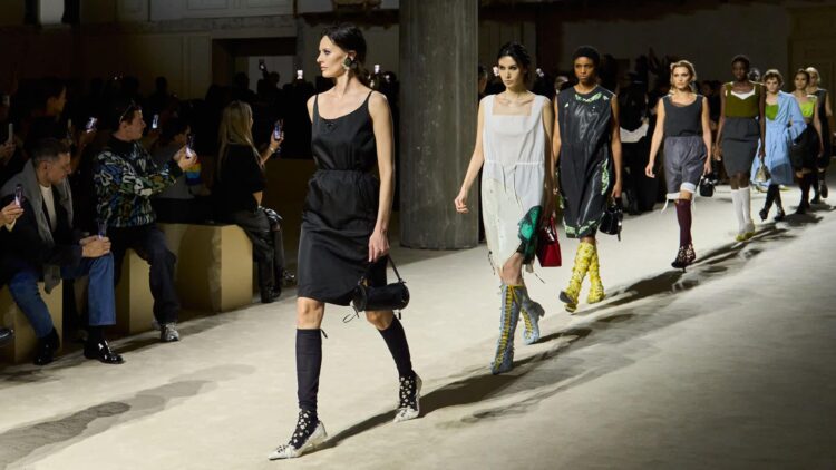 Prada accelera e apre nuovo ciclo crescita, riflettori su Versace