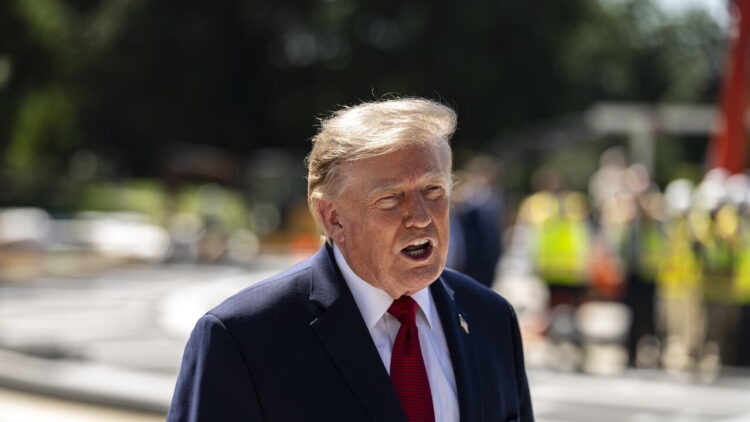 Trump, l’Iran sta completamente collassando