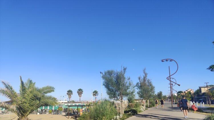 Rissa in spiaggia a Rimini, tre giovani in ospedale con ferite da taglio